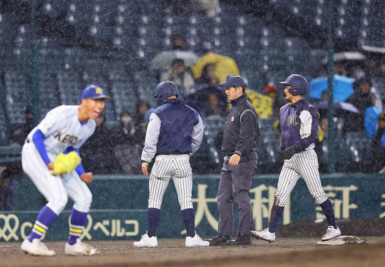 健大高崎対明徳義塾　10回裏明徳義塾無死一、二塁、打者山田将のとき、二走池崎（右）が飛び出し三塁でタッチアウトになる。左はガッツポーズをする下重（撮影・藤尾明華）