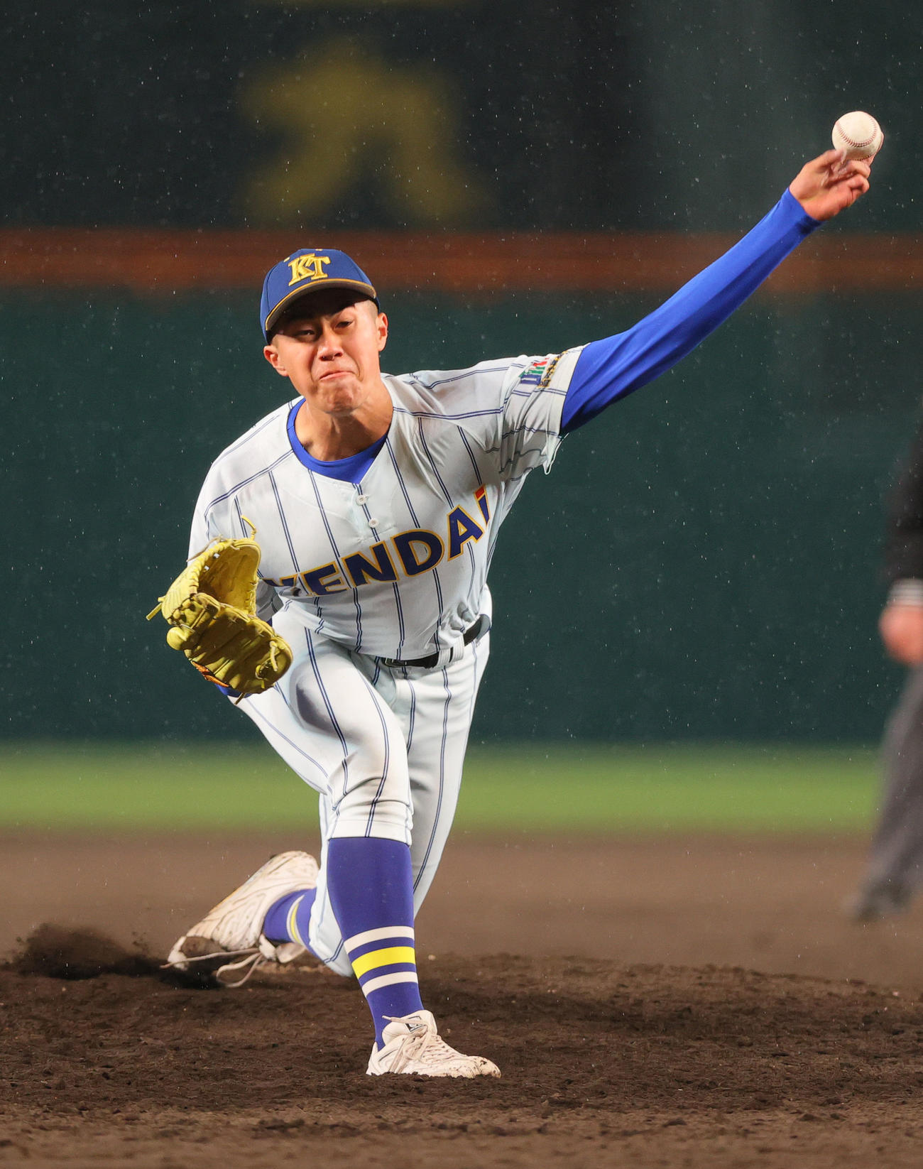 健大高崎対明徳義塾　タイブレーク10回裏、力投する健大高崎・下重（撮影・上山淳一）