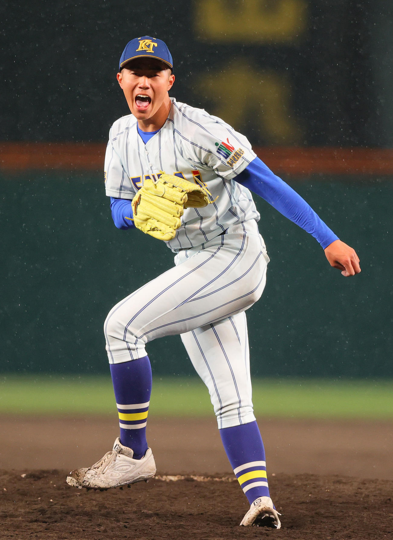 健大高崎対明徳義塾　タイブレーク10回裏、力投する健大高崎・下重（撮影・上山淳一）