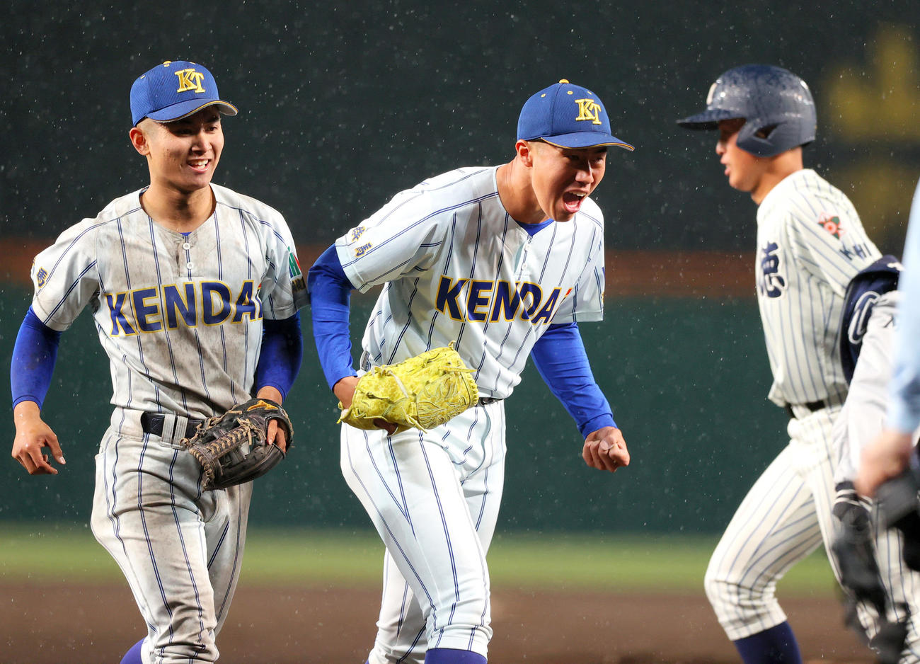 健大高崎対明徳義塾　タイブレーク10回裏明徳義塾2死一塁、投手・下重（中央）は最終打者・池田を三邪飛に仕留め勝利し歓喜する（撮影・上山淳一）
