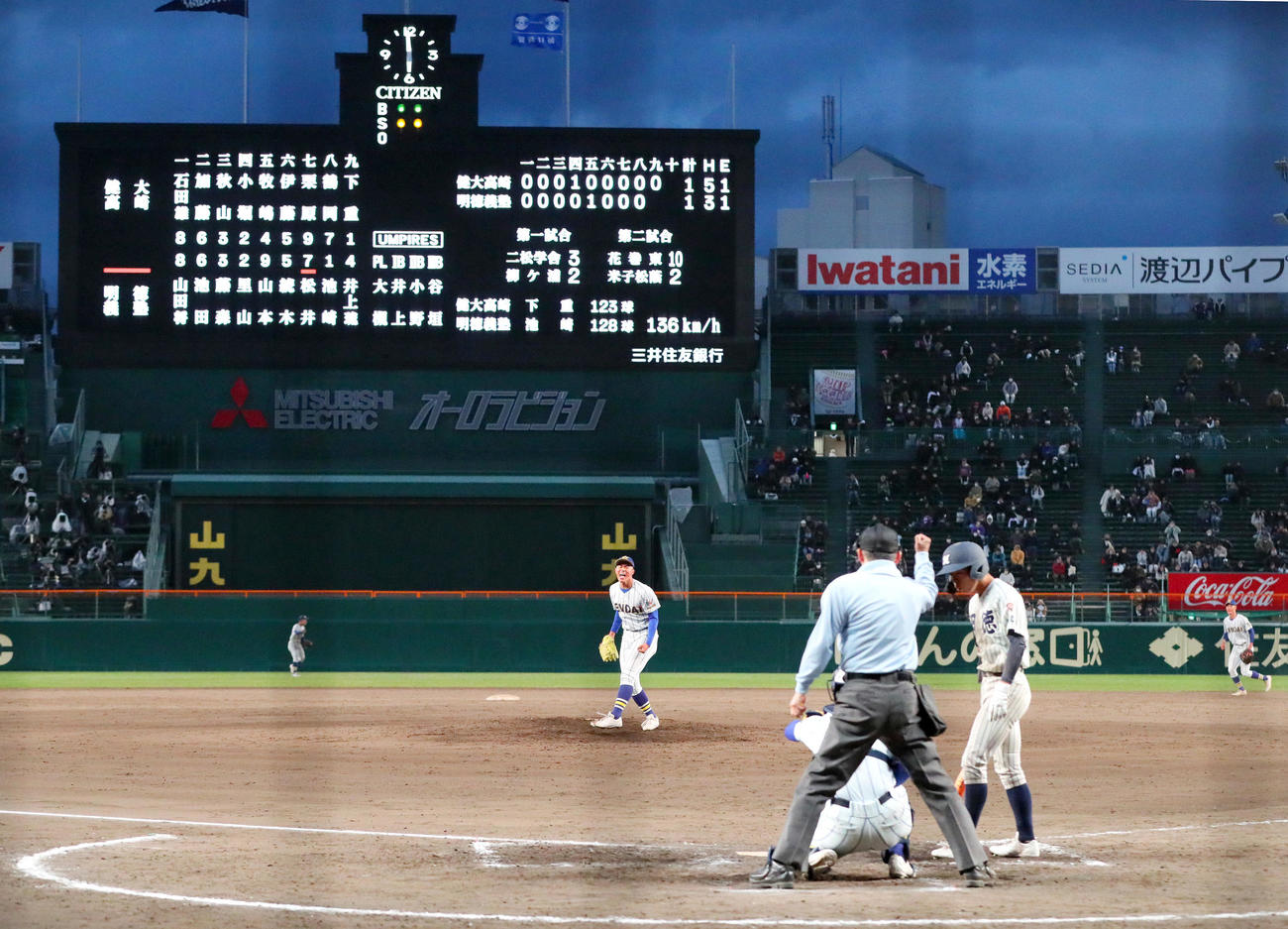 健大高崎対明徳義塾　9回裏明徳義塾無死、下重は松井から見逃し三振を奪いさけぶ（撮影・上山淳一）
