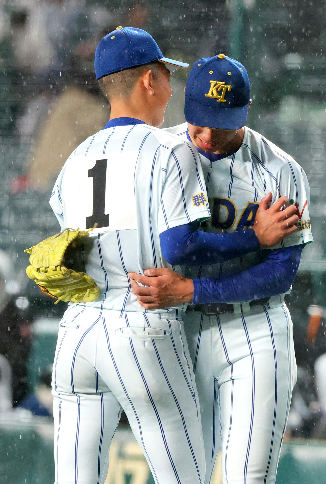 健大高崎対明徳義塾　10回を投げ抜き明徳義塾から勝利を挙げた健大高崎・下重（右）をねぎらう石垣（撮影・上山淳一）