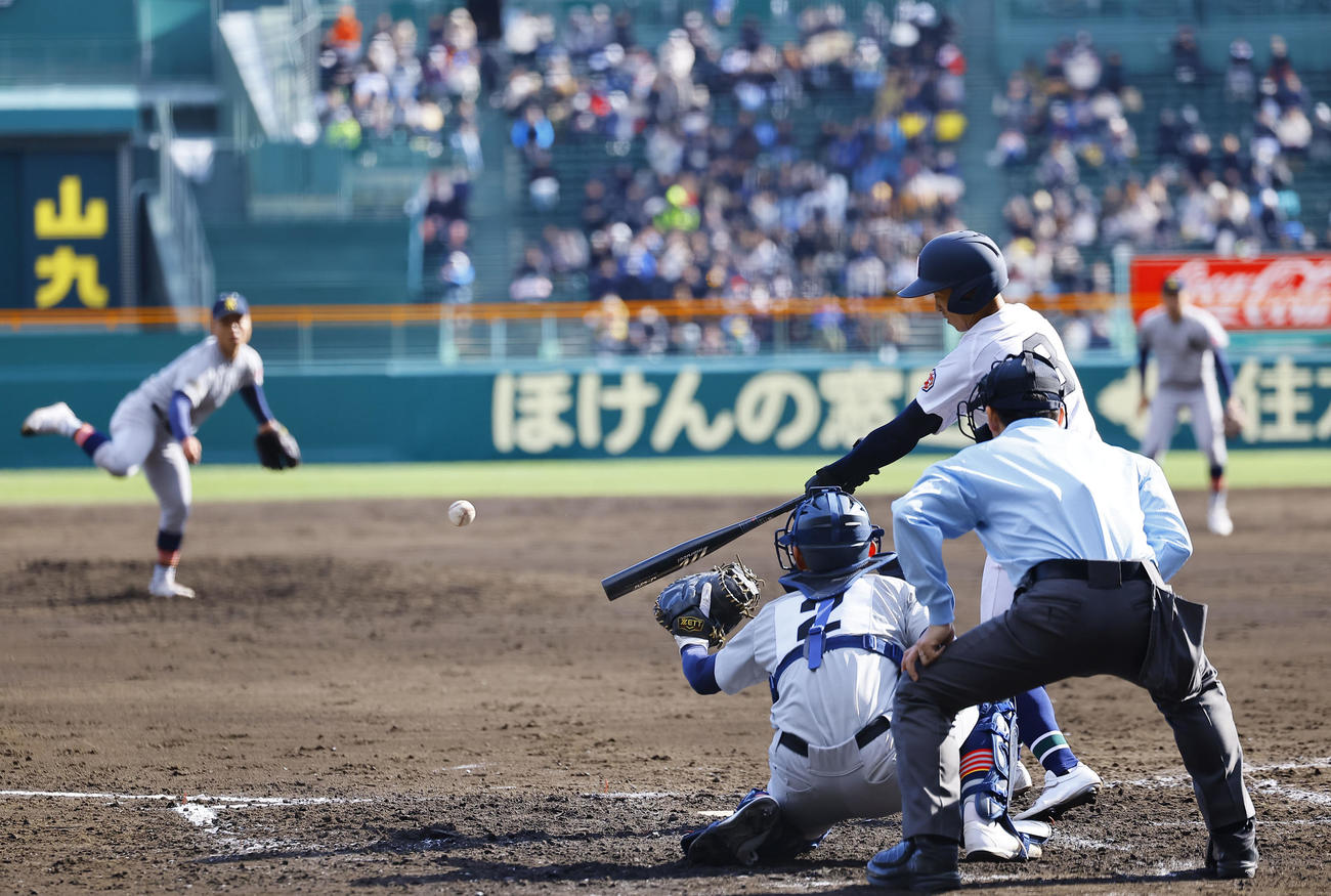 青森山田対沖縄尚学　3回裏沖縄尚学1死一塁、新垣は先制の左前適時打を放つ。投手虎谷（撮影・藤尾明華）