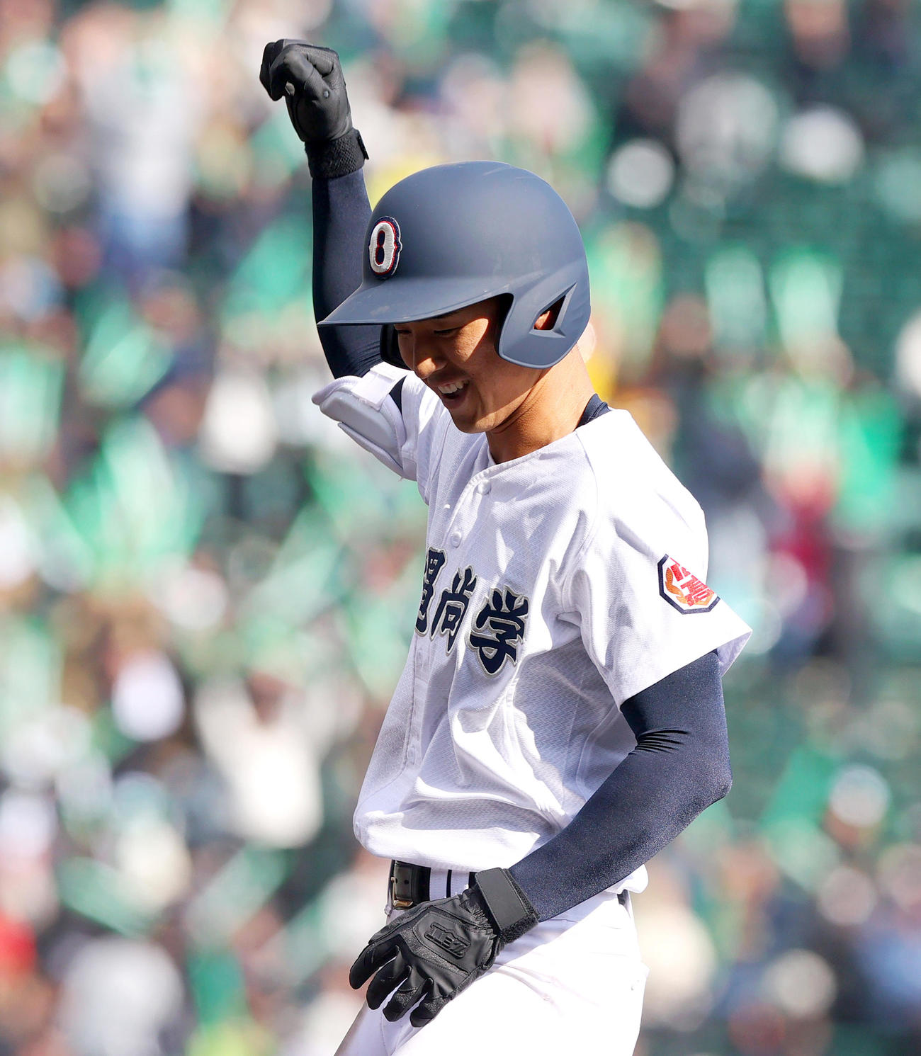 青森山田対沖縄尚学　3回裏沖縄尚学1死三塁、新垣瑞は先制の左前適時打を放ち一塁で喜ぶ（撮影・上山淳一）