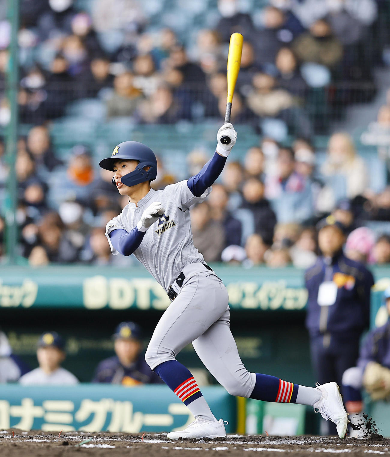 青青森山田対沖縄尚学　7回表青森山田2死一、三塁、佐藤洸は左越え適時二塁打を放つ（撮影・藤尾明華）