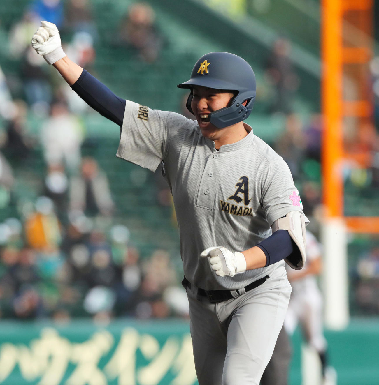 青森山田対沖縄尚学　7回表青森山田2死満塁、下山は左前2点適時打を放ちベンチに向かってガッツポーズする（撮影・上山淳一）