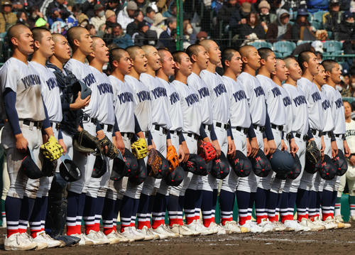 横浜対市和歌山　市和歌山に勝利し、横浜対市和歌山　市和歌山に勝利し、校歌を斉唱する横浜ナイン（撮影・上山淳一）横浜ナイン（撮影・上山淳一）