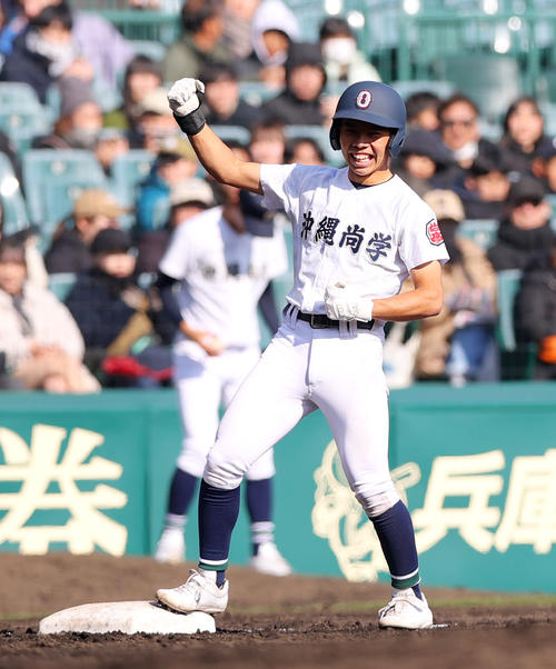 青森山田対沖縄尚学　3回裏沖縄尚学無死、真喜志は右三塁打を放ち三塁でガッツポーズする（撮影・上山淳一）