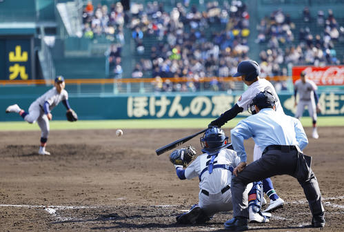 青森山田対沖縄尚学　3回裏沖縄尚学1死一塁、新垣は先制の左前適時打を放つ。投手虎谷（撮影・藤尾明華）