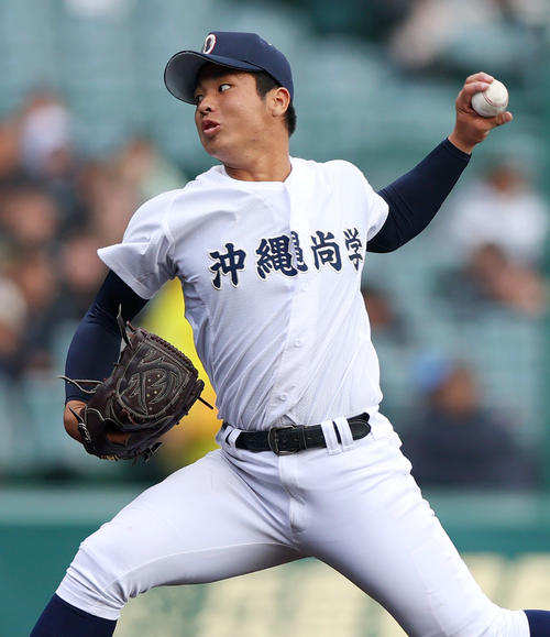 青森山田対沖縄尚学　力投する沖縄尚学エース末吉（撮影・上山淳一）