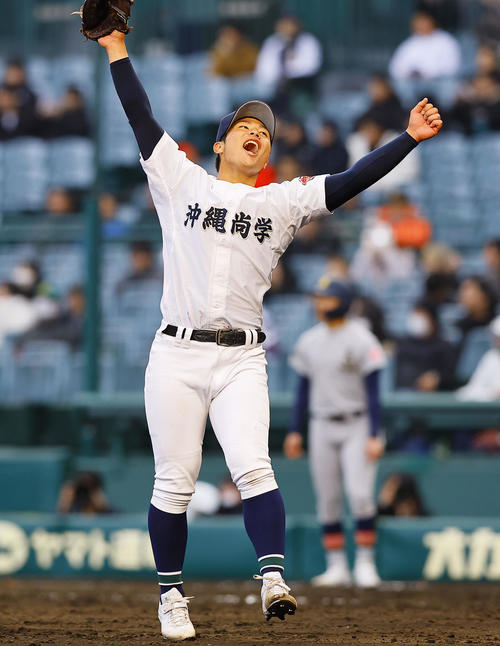 青森山田対沖縄尚学　青森山田を破り、ガッツポーズをする沖縄尚学・末吉（撮影・藤尾明華）