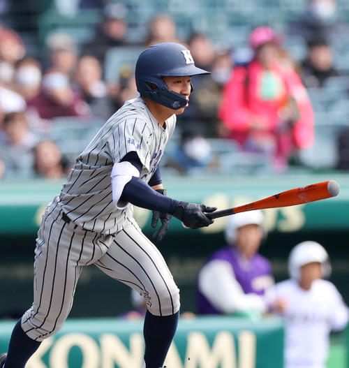 滋賀短大付対敦賀気比　1回裏敦賀気比1死満塁、岩崎は先制の右前2点適時打を放つ（撮影・上山淳一）