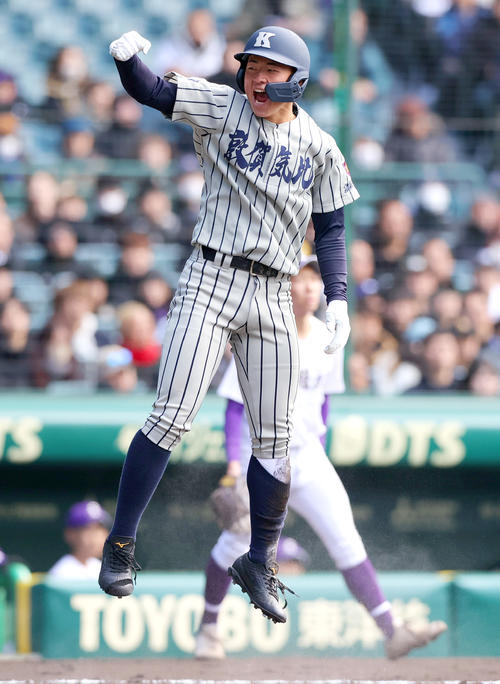 滋賀短大付対敦賀気比　1回裏敦賀気比1死満塁、岩崎莉久の右前打で先制生還しガッツポーズで喜ぶ二走・上加世田（撮影・上山淳一）