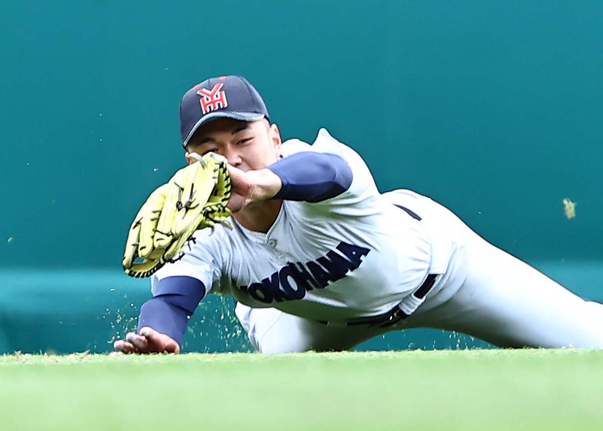 智弁和歌山対横浜　6回表2死三塁、荒井の中飛を好捕する阿部葉（撮影・上田博志）