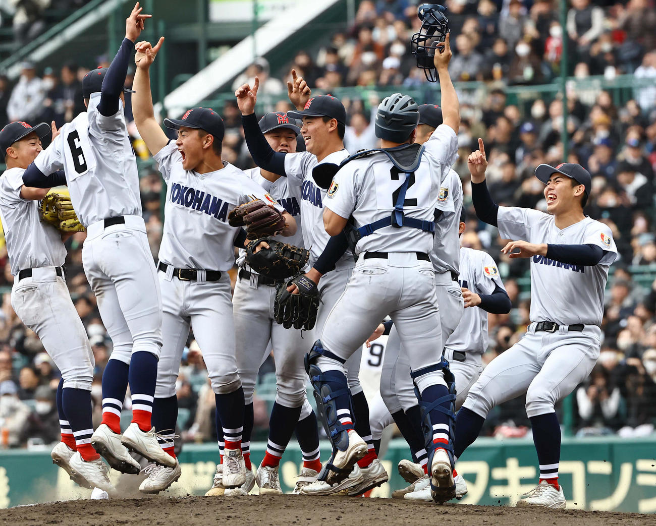 智弁和歌山対横浜　優勝を喜ぶ横浜ナイン（撮影・上田博志）