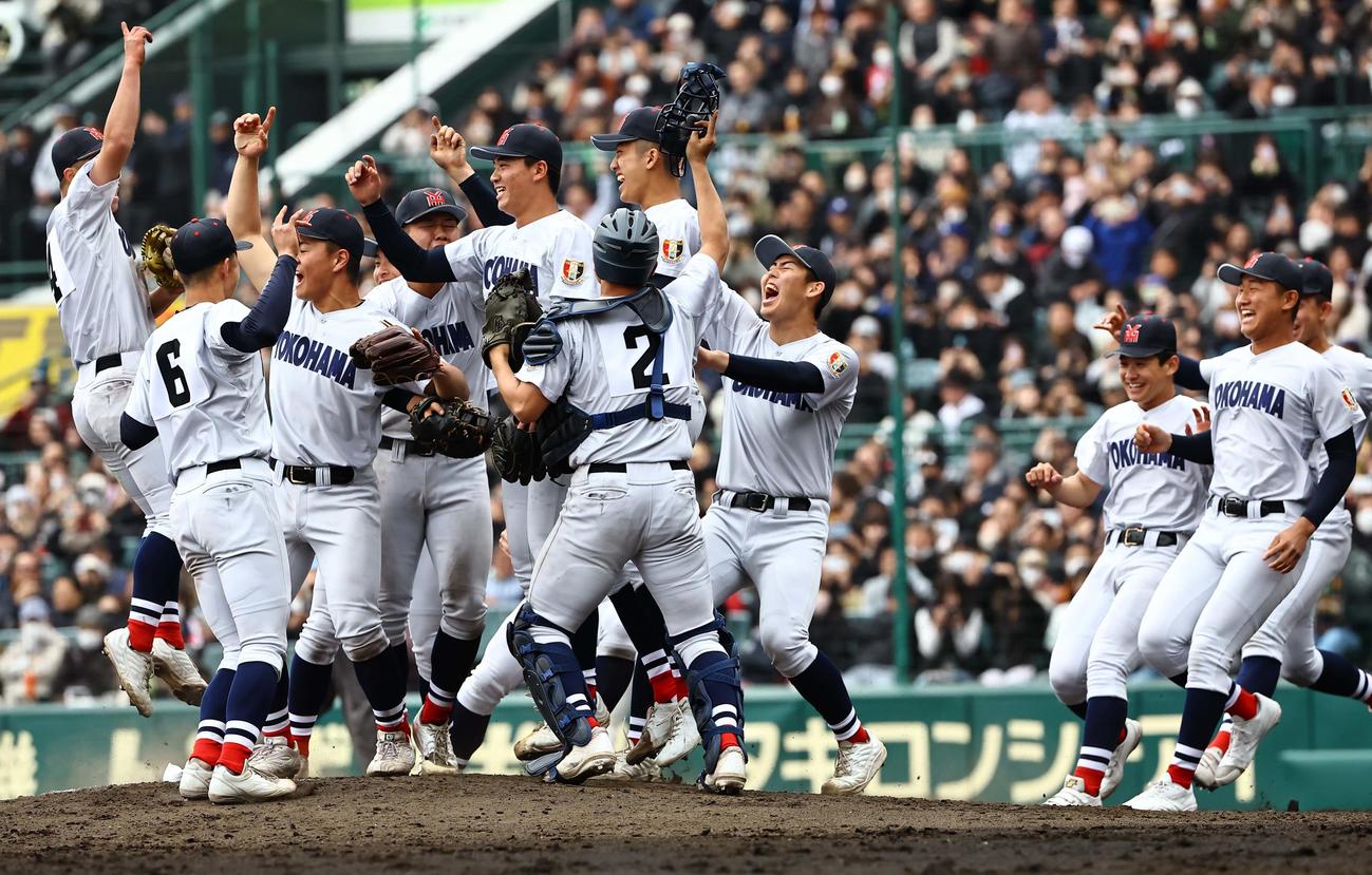 智弁和歌山対横浜　優勝を喜ぶ横浜ナイン（撮影・上田博志）