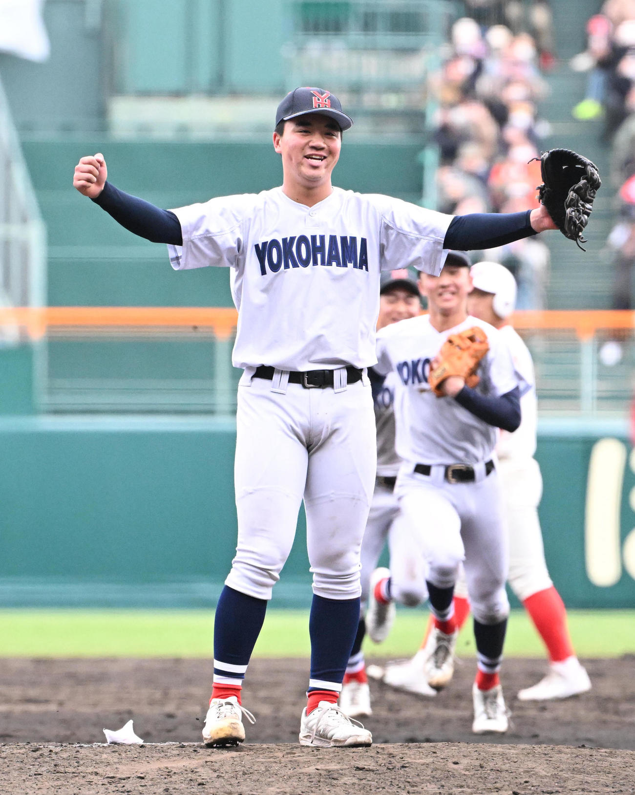 選抜優勝を果たしガッツポーズをする横浜の山脇（撮影・石井愛子）