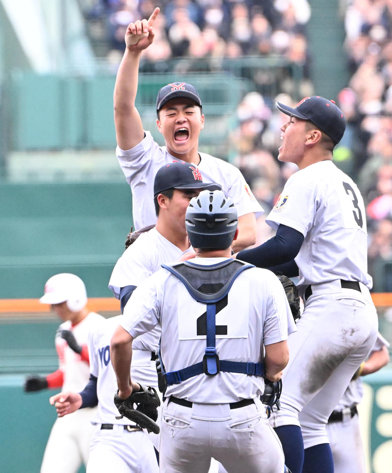 選抜優勝を果たし喜ぶ横浜ナイン（撮影・石井愛子）