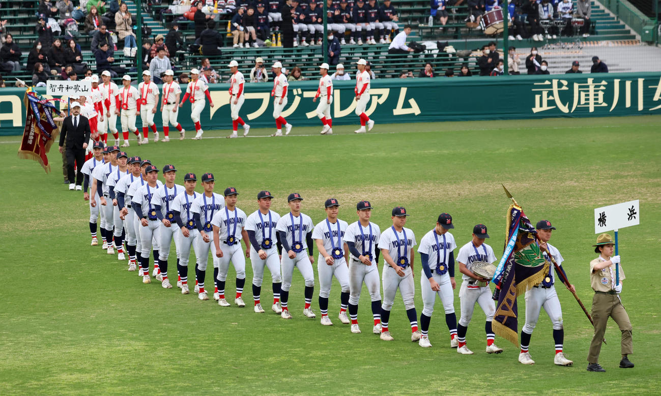 閉会式で場内1周する横浜ナインと奥は智弁和歌山ナイン（撮影・加藤哉）