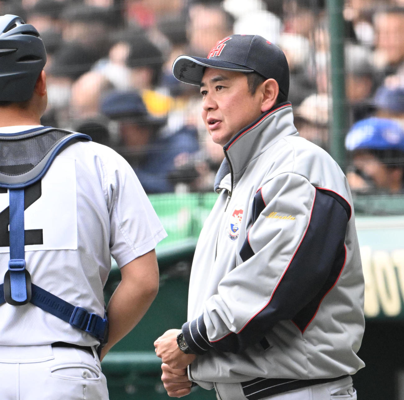 智弁和歌山対横浜　選手に声をかける横浜の村田監督（撮影・石井愛子）