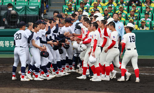 智弁和歌山対横浜　試合を終え握手する両校ナイン（撮影・加藤哉）
