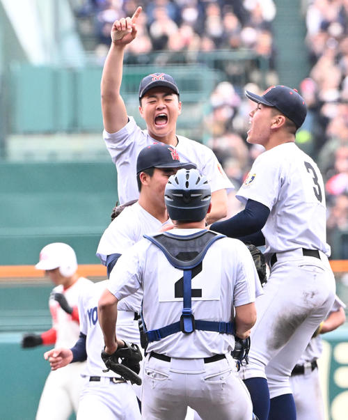 選抜優勝を果たし喜ぶ横浜ナイン（撮影・石井愛子）