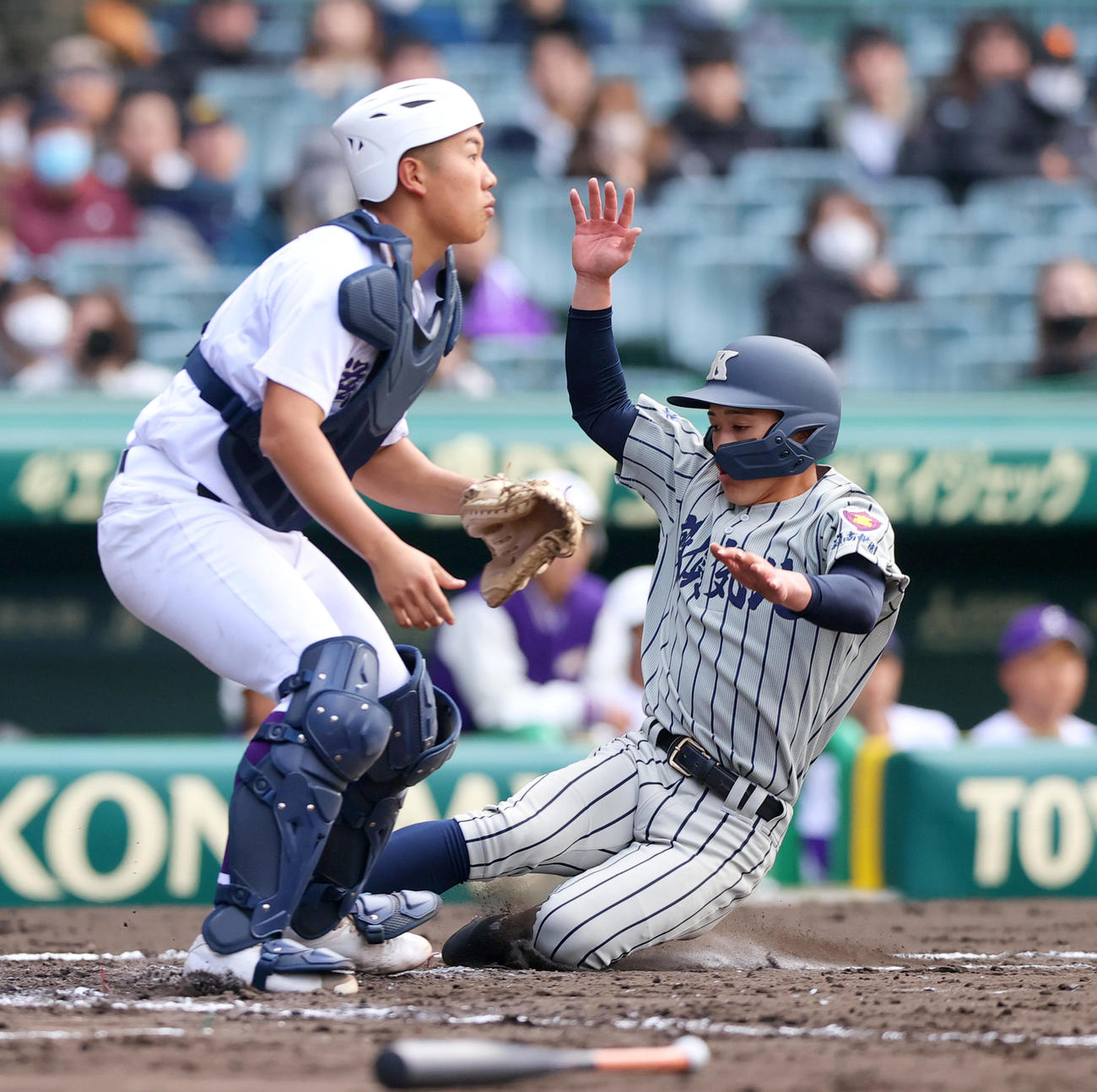 滋賀短大付対敦賀気比　2回裏敦賀気比1死二、三塁、河村の中犠飛で生還する三走・清水（右）。捕手・大窪（撮影・上山淳一）