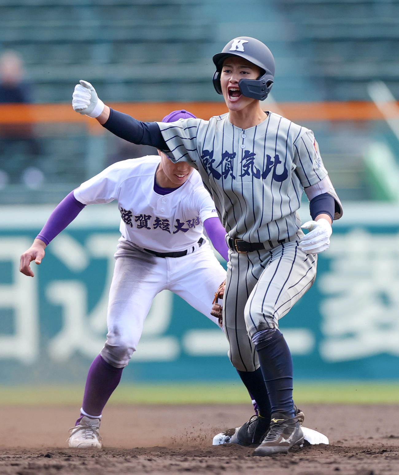 滋賀短大付対敦賀気比　2回裏敦賀気比無死、清水は中二塁打を放ち二塁で喜ぶ（撮影・上山淳一）