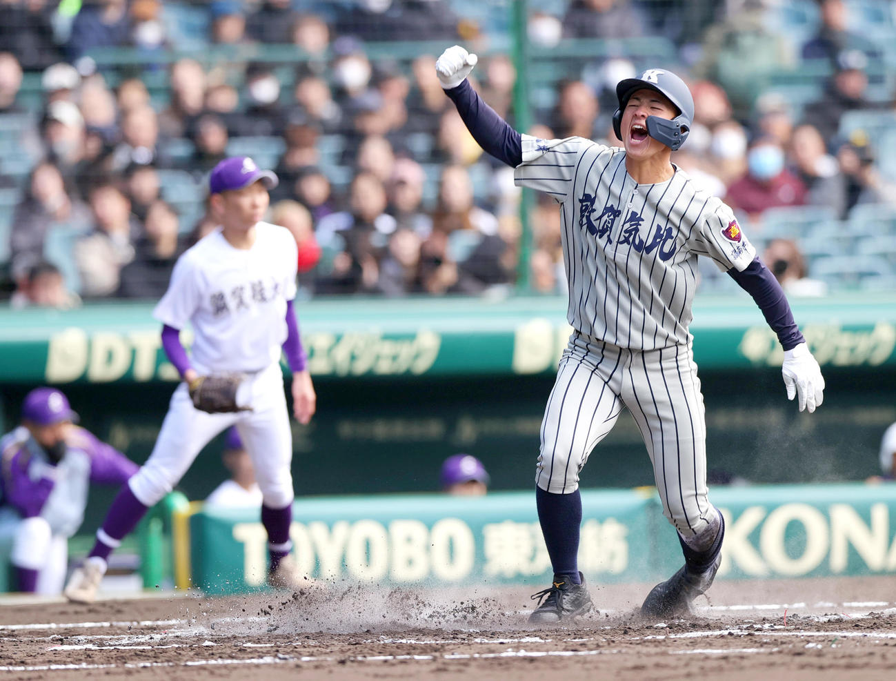 滋賀短大付対敦賀気比　1回裏敦賀気比1死満塁、岩崎莉久の右前打で先制生還しガッツポーズで喜ぶ二走・上加世田（撮影・上山淳一）