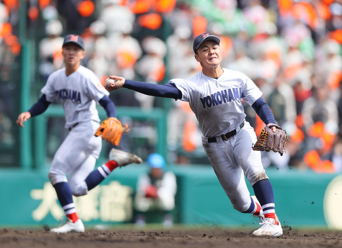 横浜対市和歌山　5回裏市和歌山2死一、三塁、三塁手・為永（手前）は石山の三ゴロを素手でキャッチしアウトにする（撮影・上山淳一）