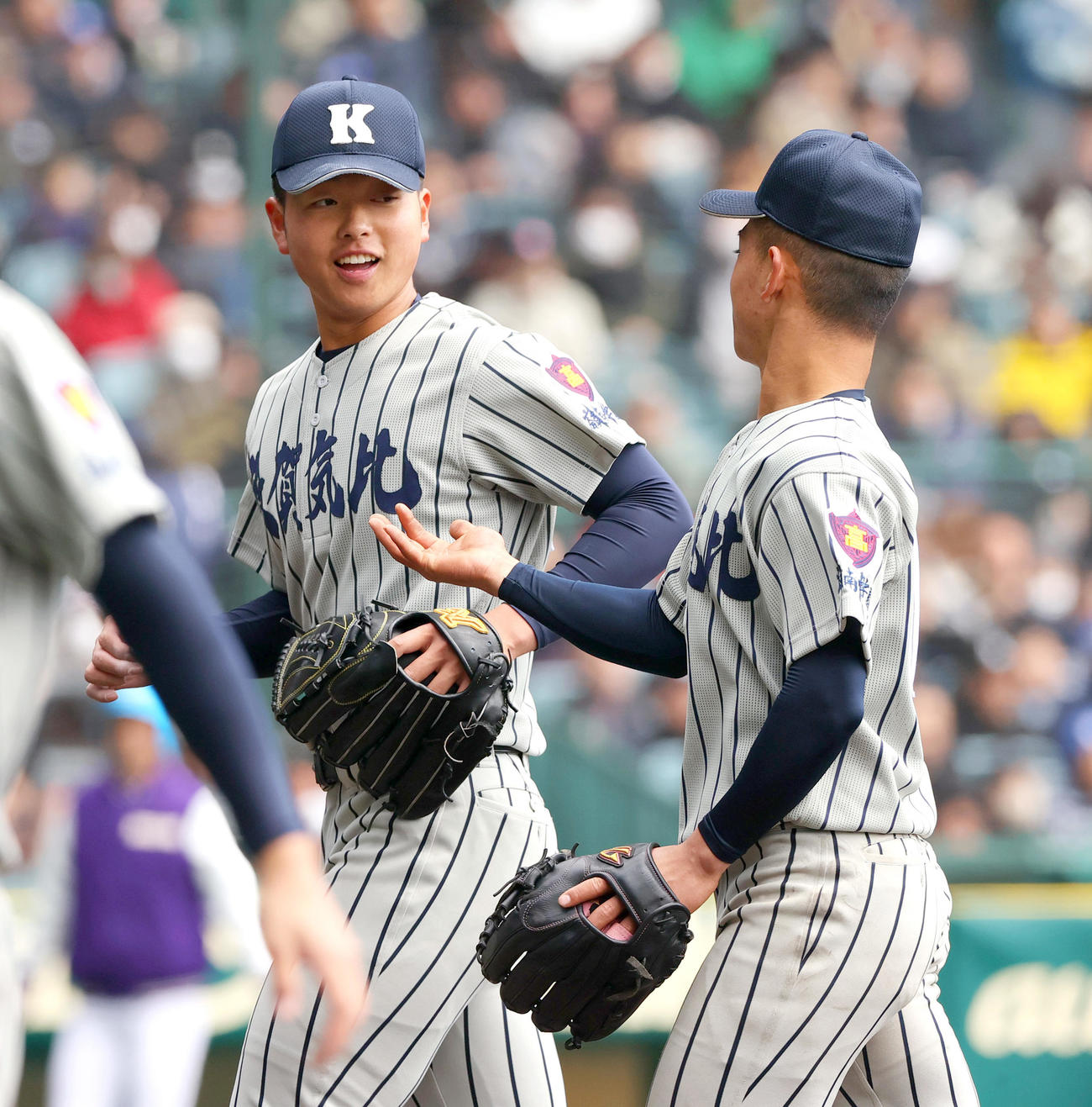 滋賀短大付対敦賀気比　8回表、敦賀気比2番手で登板の東川（左）は無失点に終えベンチに引き揚げる（撮影・上山淳一）