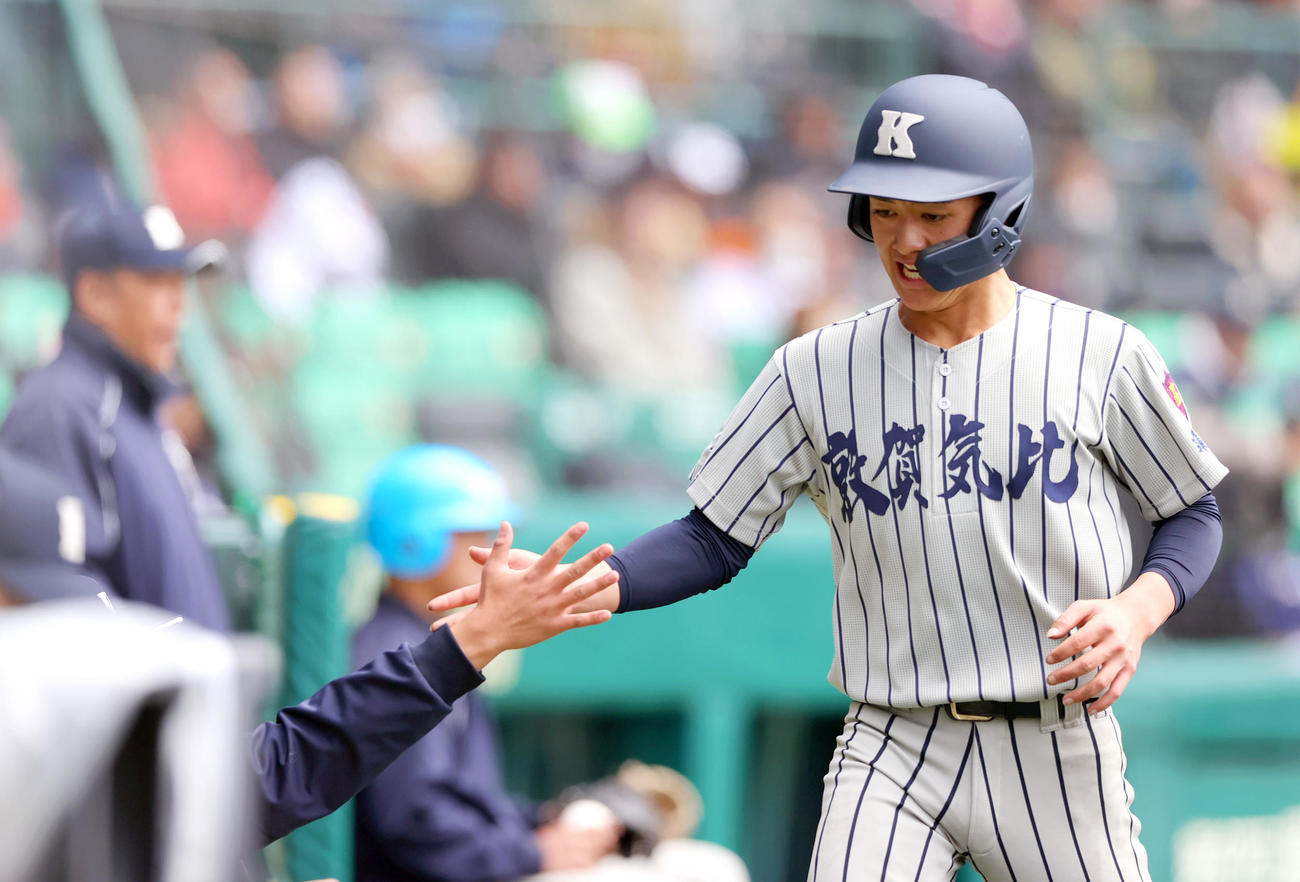 滋賀短大付対敦賀気比　4回裏敦賀気比2死二塁、二走・清水は河村の中前適時打で生還し仲間から出迎えられる（撮影・上山淳一）
