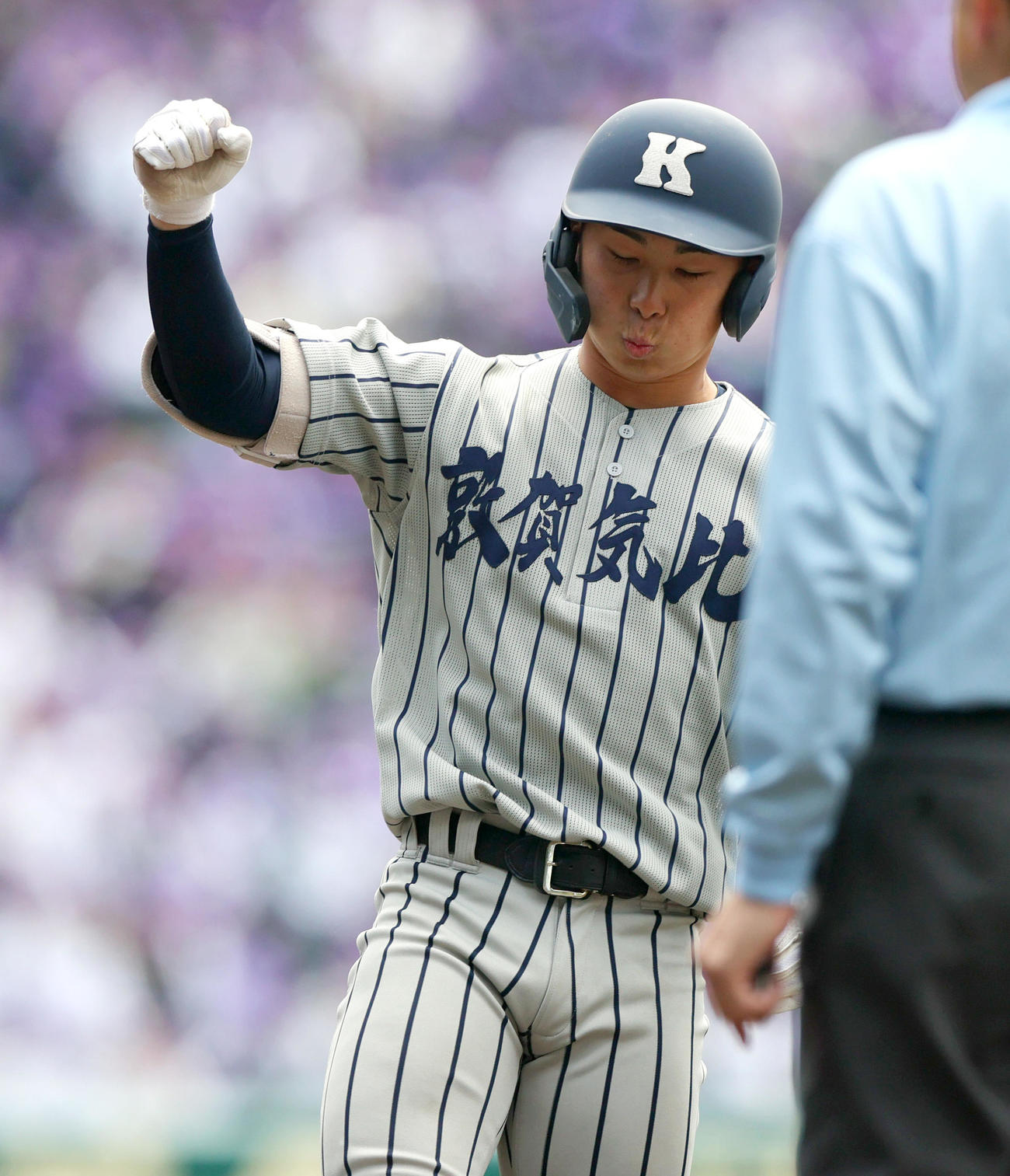 滋賀短大付対敦賀気比　4回裏敦賀気比2死二塁、河村は中前適時打を放ちガッツポーズする（撮影・上山淳一）