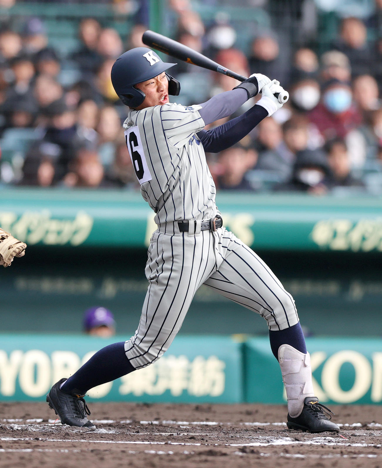 滋賀短大付対敦賀気比　6回裏敦賀気比2死一、二塁、小西は中2点適時二塁打を放つ（撮影・上山淳一）