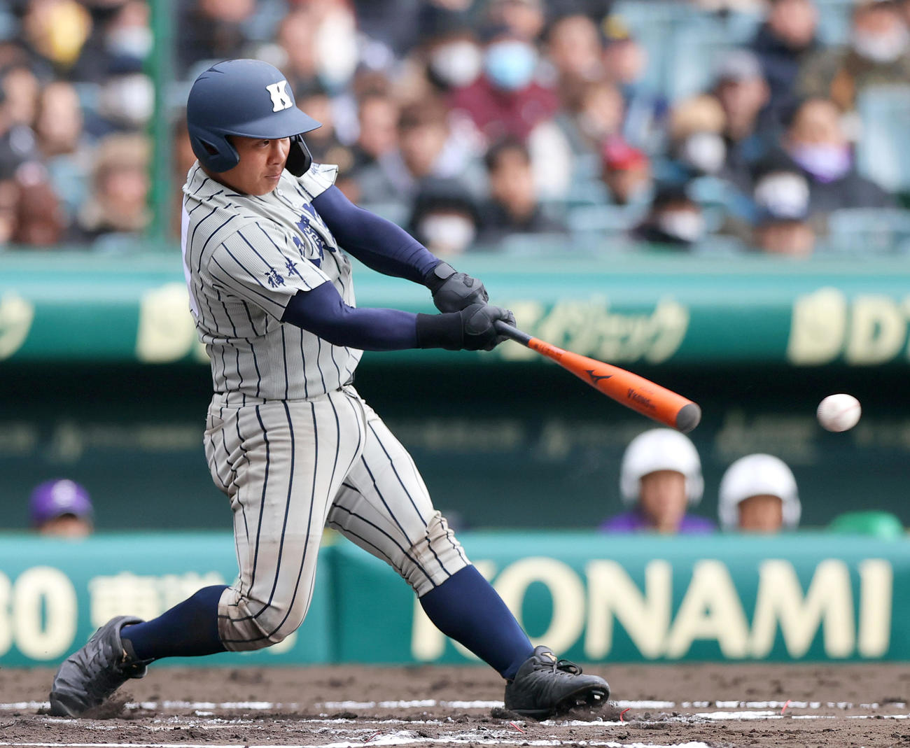 滋賀短大付対敦賀気比　6回裏敦賀気比2死、小林は左二塁打を放つ（撮影・上山淳一）
