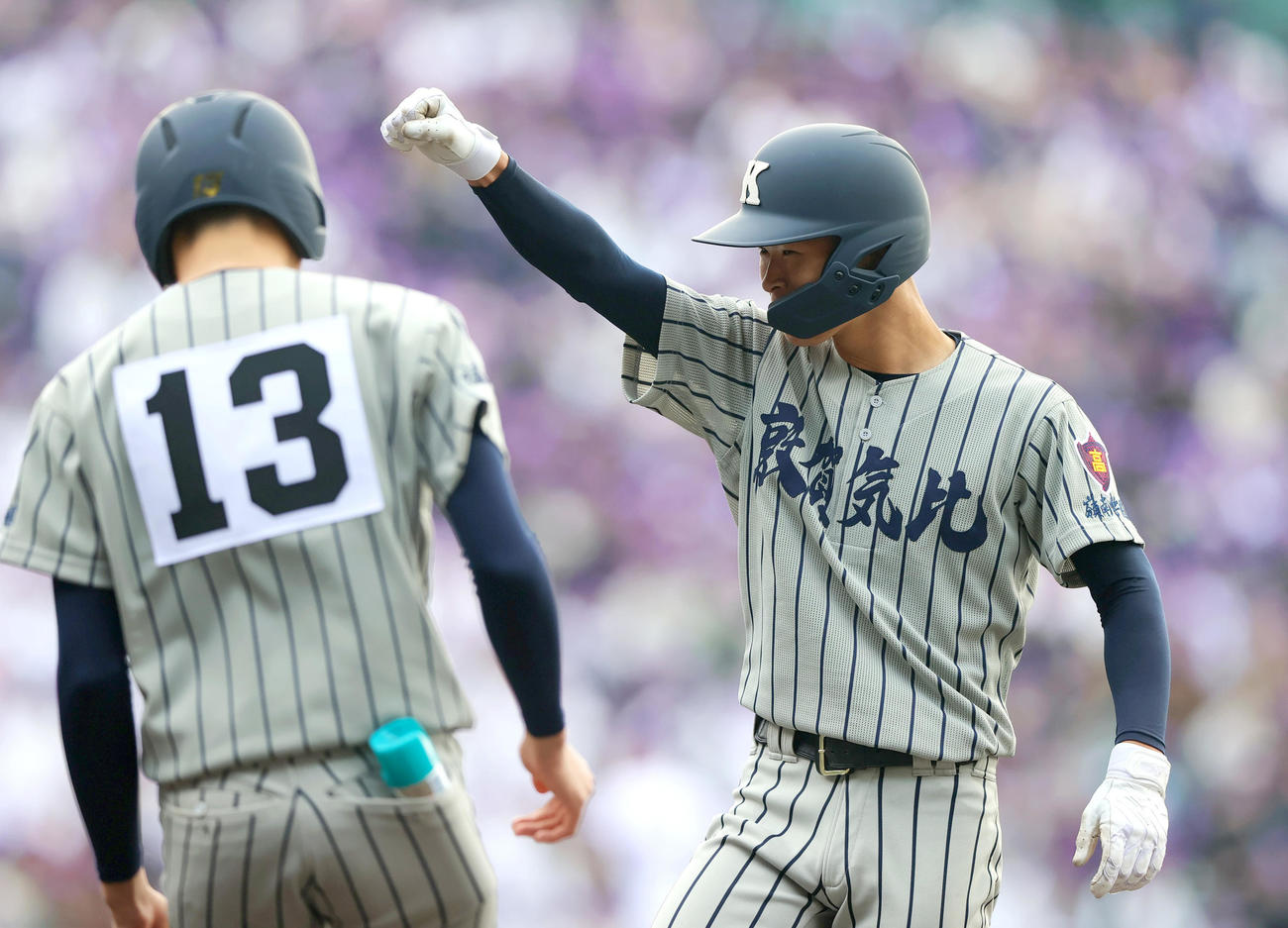 滋賀短大付対敦賀気比　5回裏敦賀気比1死一、二塁、大谷（右）は左前適時打を放ち喜ぶ（撮影・上山淳一）