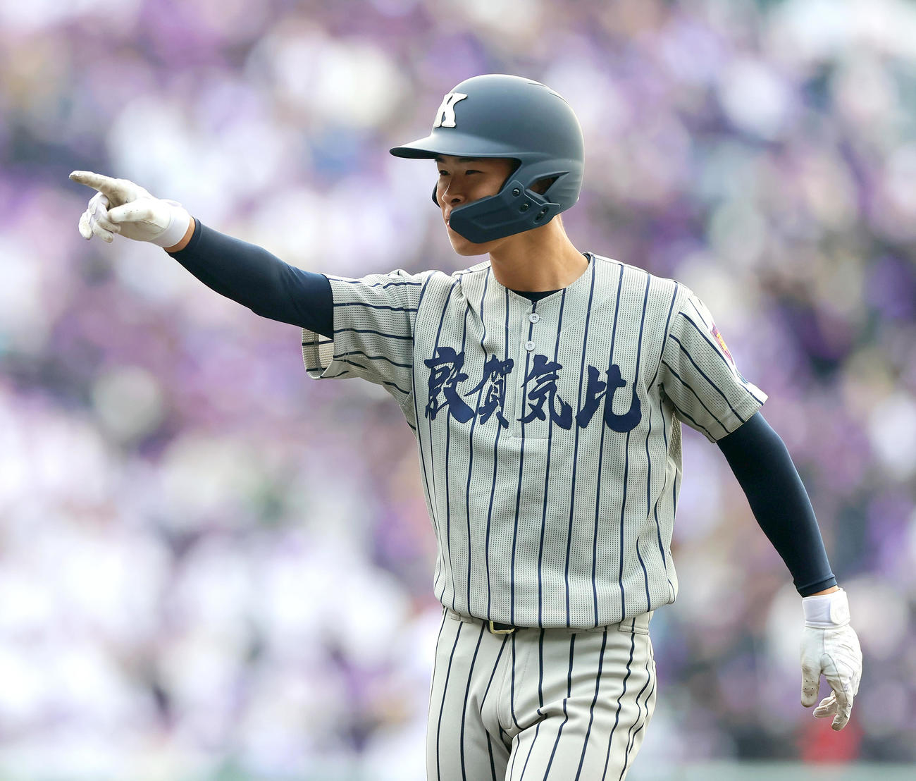 滋賀短大付対敦賀気比　5回裏敦賀気比1死一、二塁、大谷は左前適時打を放ち喜ぶ（撮影・上山淳一）