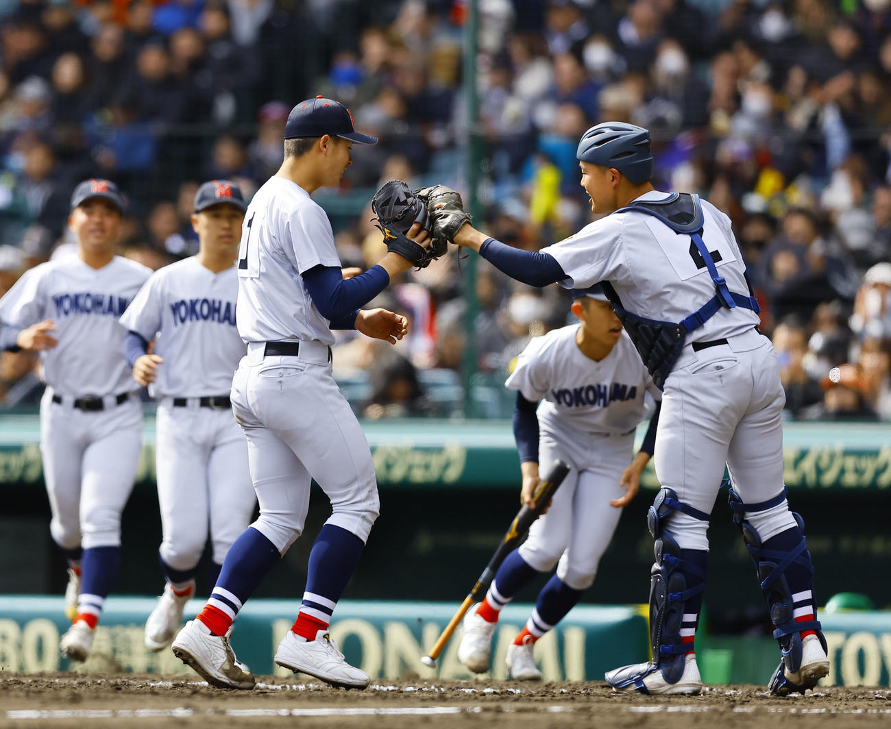 横浜対市和歌山　市和歌山に勝利し、タッチを交わす横浜・奥村頼（左）と捕手駒橋（撮影・藤尾明華）