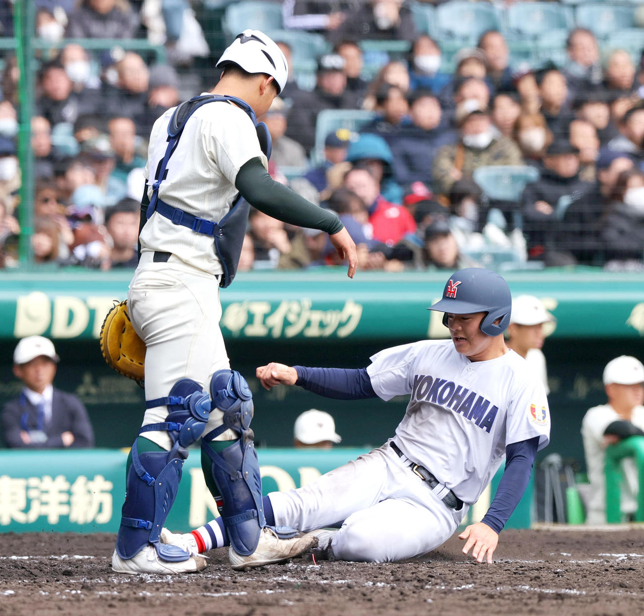 横浜対市和歌山　4回表横浜1死一塁、奥村頼の右適時三塁打で為永（右）が生還する。捕手・川辺（撮影・上山淳一）