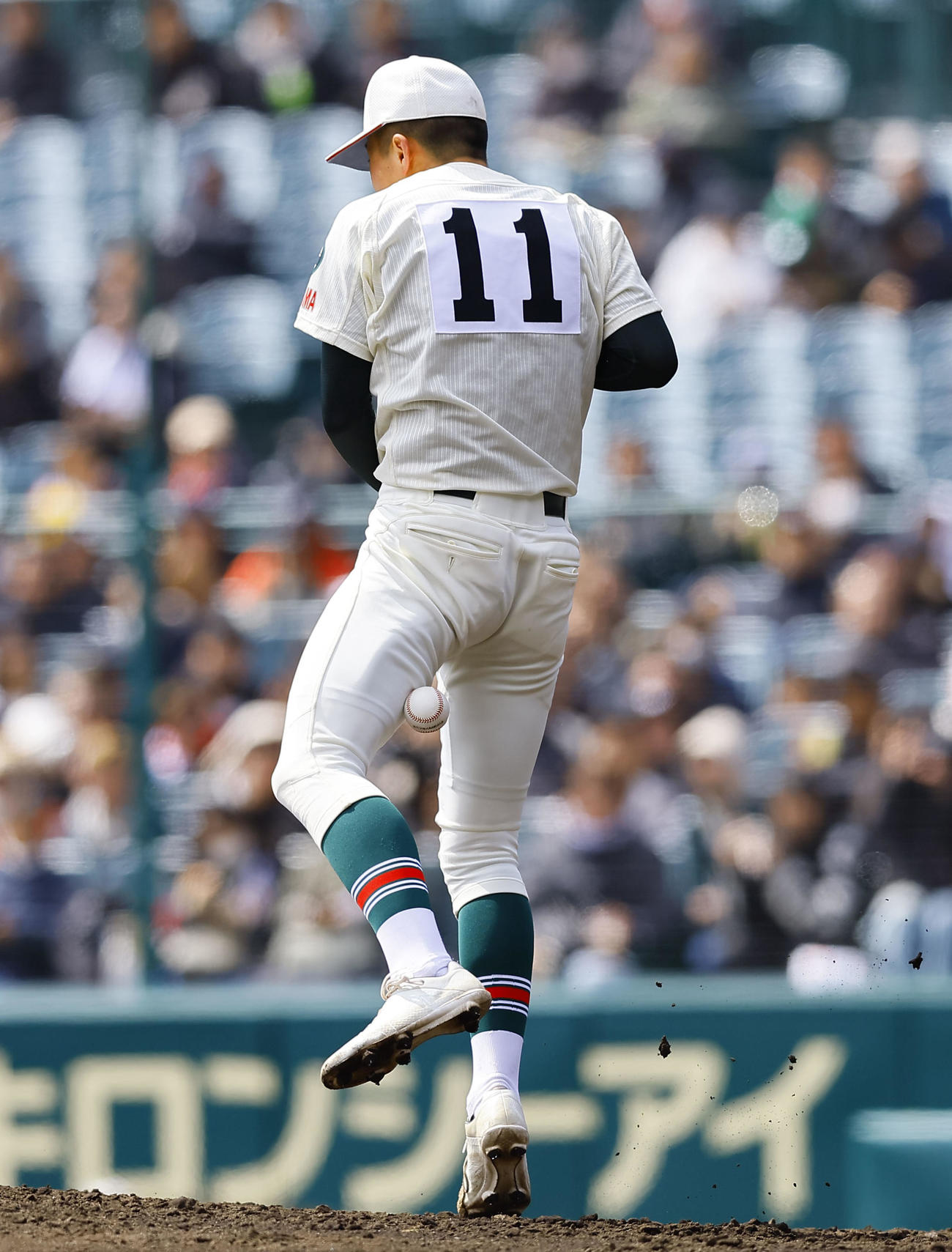 横浜対市和歌山　5回表横浜2死、阿部葉太の投ゴロの打球を左太ももに受ける丹羽（撮影・藤尾明華）