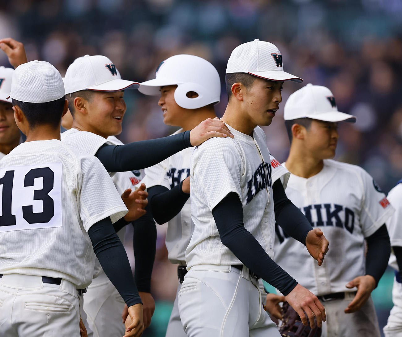 横浜対市和歌山　3回途中から登板し、土井に出迎えられる市和歌山・丹羽（中央右）（撮影・藤尾明華）