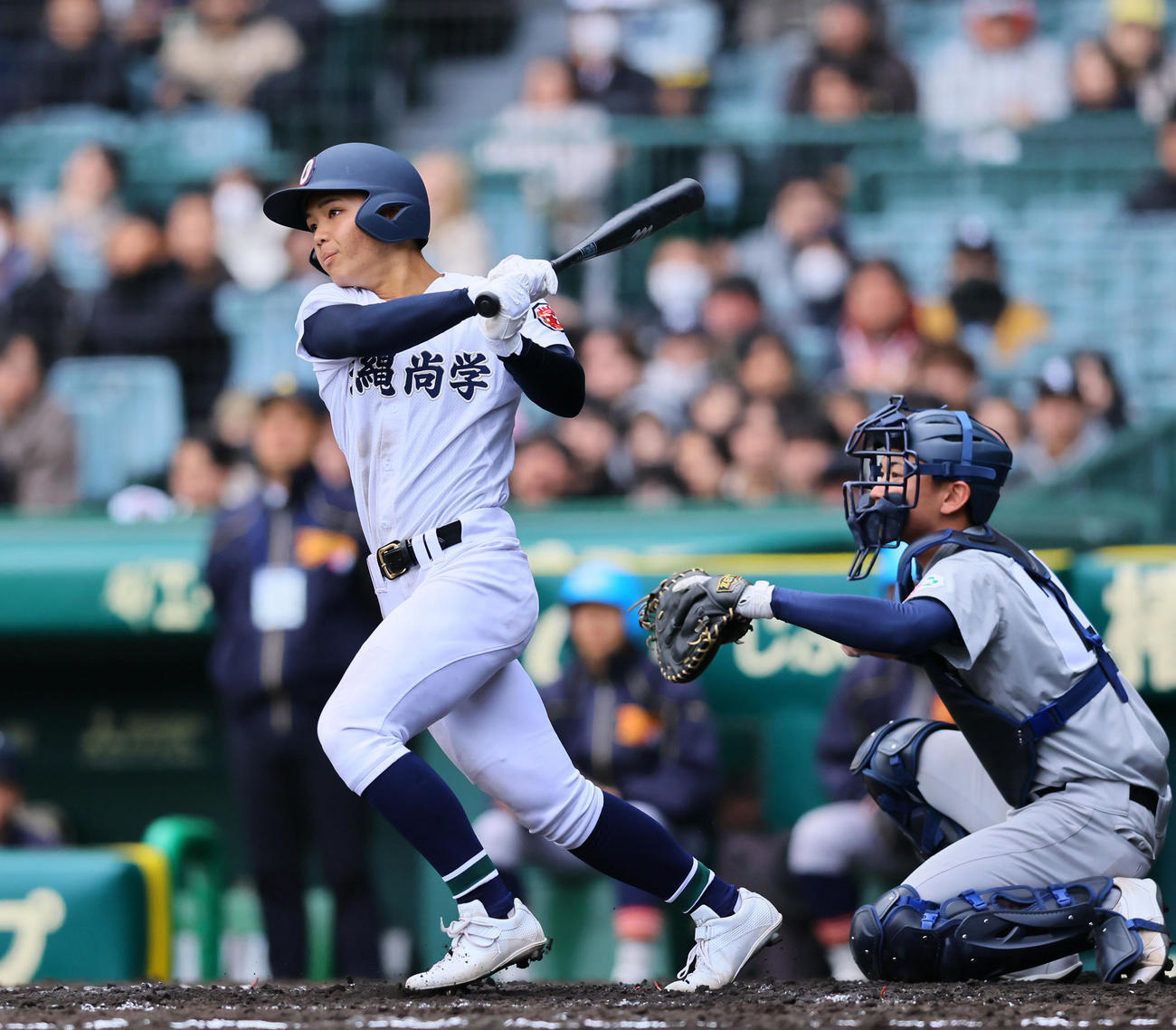 青森山田対沖縄尚学　5回裏沖縄尚学2死一、三塁、阿波根は左前適時打を放つ（撮影・藤尾明華）