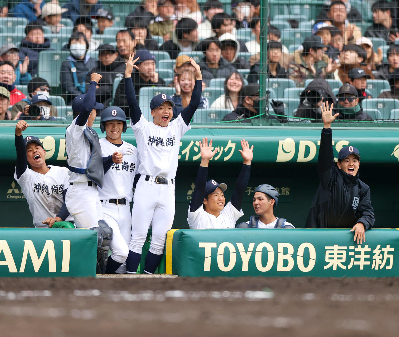 青森山田対沖縄尚学　5回裏沖縄尚学2死一、二塁、比嘉が右前適時打を放ち盛り上がる沖縄尚学ナイン（撮影・上山淳一）