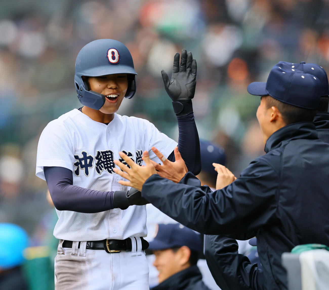 青森山田対沖縄尚学　5回裏沖縄尚学2死一、二塁、比嘉の適時打で生還した宮城（撮影・藤尾明華）