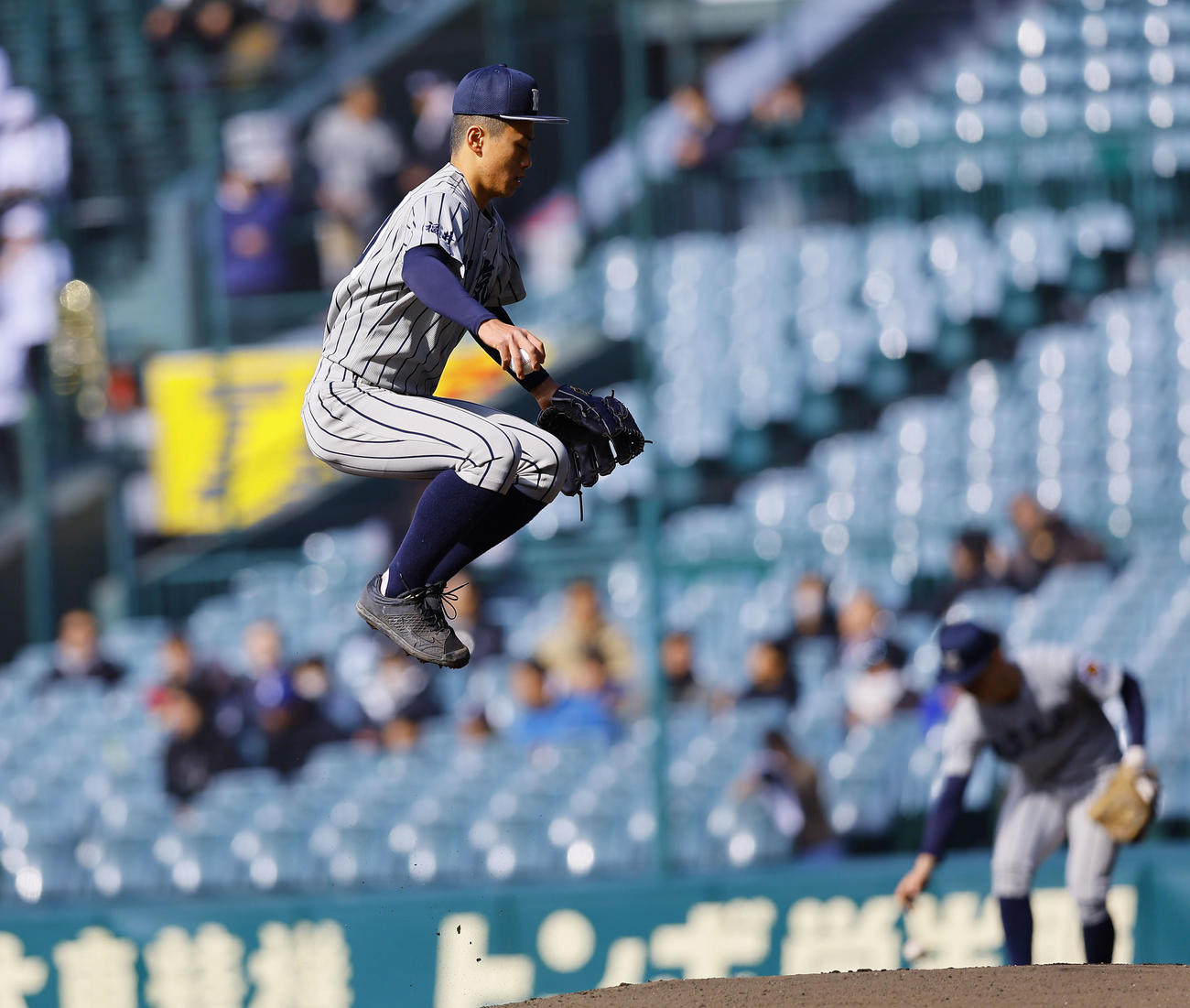 滋賀短大付対敦賀気比　マウンドに上がりジャンプする敦賀気比・五十子（撮影・藤尾明華）