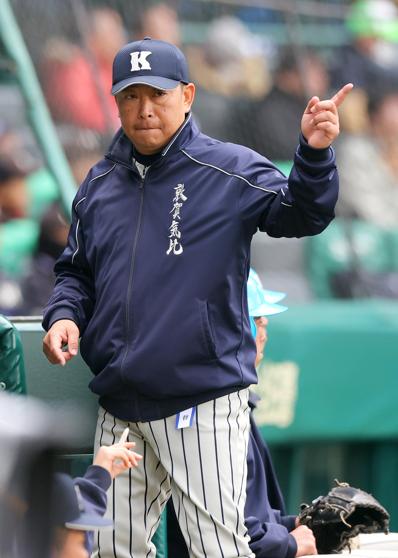 滋賀短大付対敦賀気比　5回裏、ベンチから指示を出す敦賀気比・東監督（撮影・上山淳一）