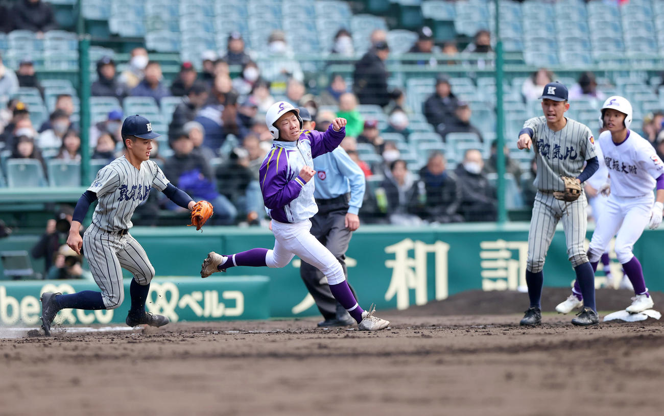 滋賀短大付対敦賀気比　3回表滋賀短大付1死一、二塁、岡は右前打を放つが二走・桜本（左から2人目）が三本間で挟まれアウト（撮影・上山淳一）