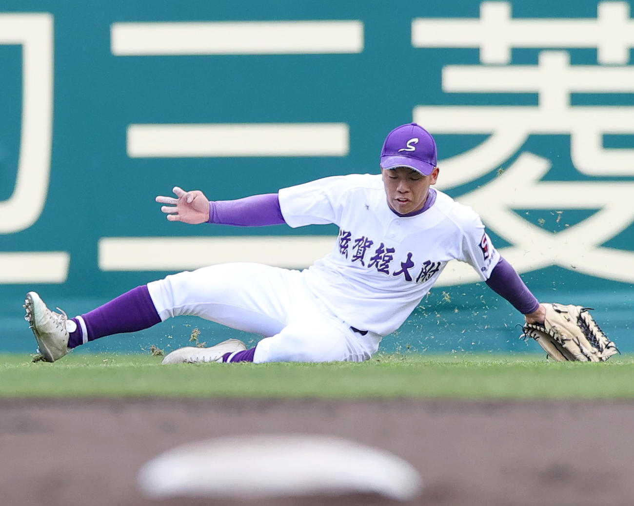 滋賀短大付対敦賀気比　5回裏敦賀気比無死、左翼手・木下は上加世田の飛球を好捕する（撮影・上山淳一）