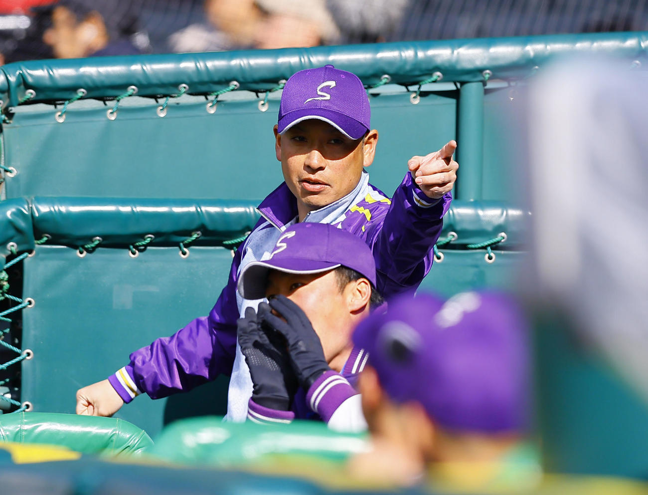 滋賀短大付対敦賀気比　選手に指示を出す滋賀短大付・保木監督（撮影・藤尾明華）