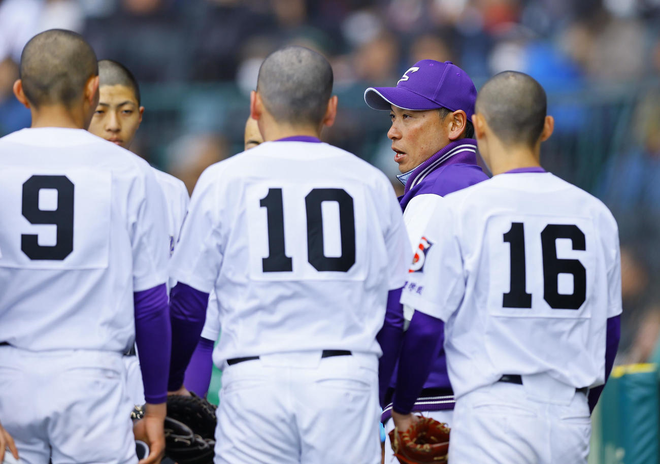 滋賀短大付対敦賀気比　9回、円陣で選手に話しをする滋賀短大付・保木監督（撮影・藤尾明華）